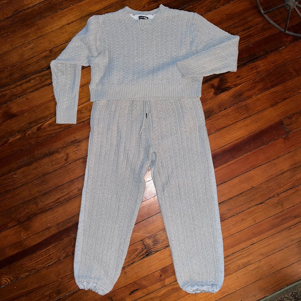 Fashion Nova women’s gray knit fashion sweatsuit, size XL